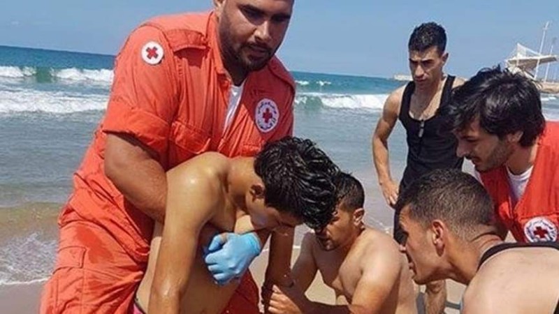 إنقاذ شخصين من الغرق في بحر صيدا