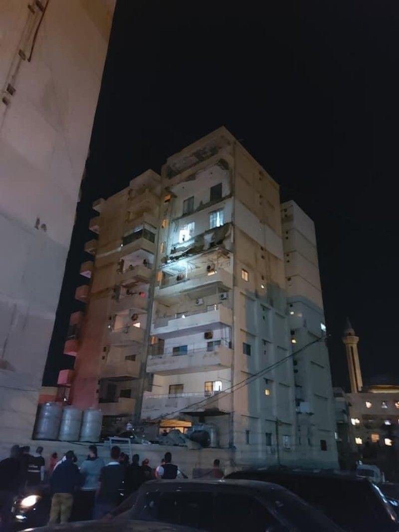 #بالصور | سقوط شرفتين من الطابق الخامس والسادس من بناية سكنية عالية في مدينة صور و اضرار جسيمة في الممتلكات والسيارات