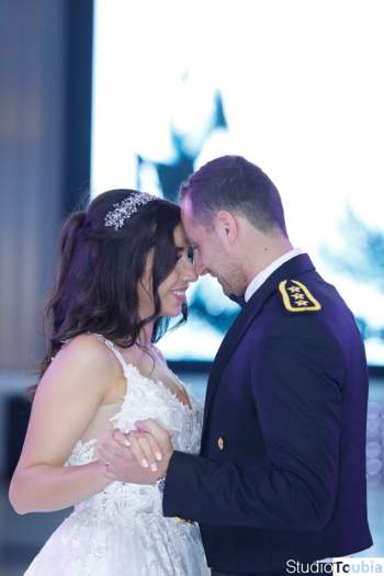 إعلامية لبنانية تدخل القفص الذهبي... من العريس؟ (صور)