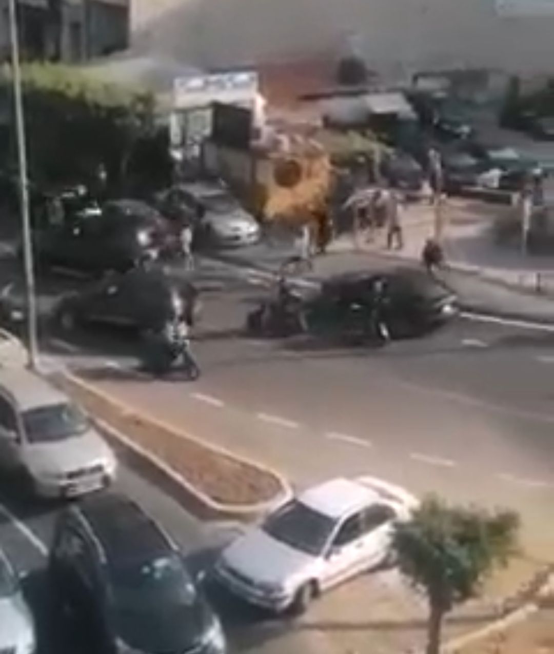 بالفيديو:اشكال وهجوم على معرض للسيارات في محلة صفير وسقوط 3 اصابات بعد اطلاق النار على اصحاب المعرض