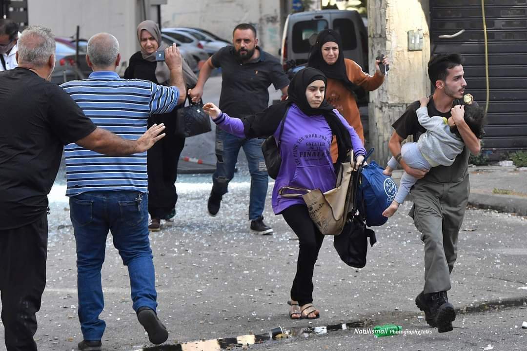 صور أهالي وطلاب و #الخوف و #الهرب من ساحة الأشتباكات التي حصلت اليوم في منطقة الطيونةـ الشياح عين الرمانة.