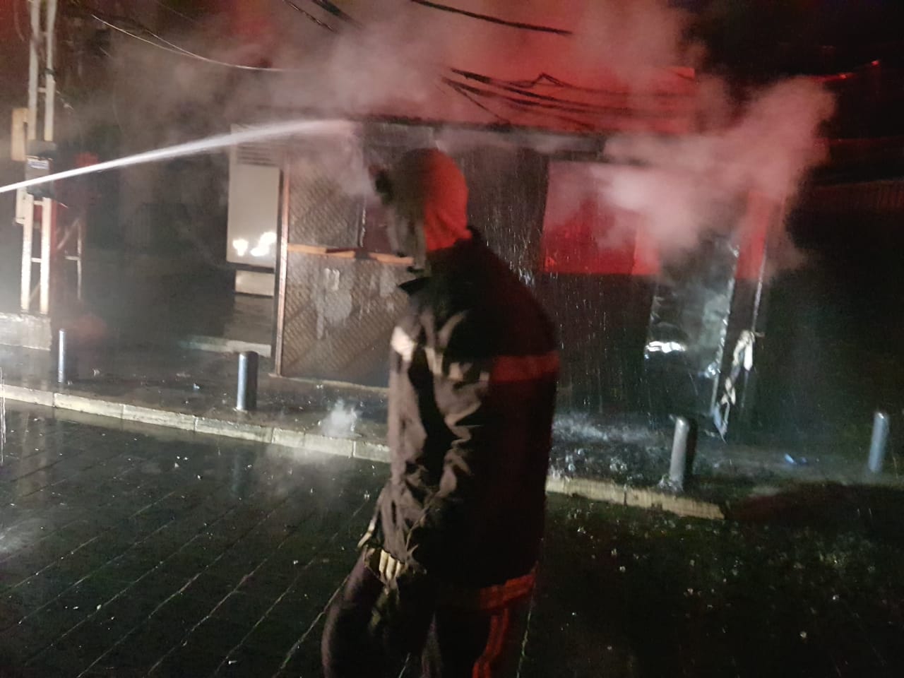 حريق مقهى في مدينة صور.. وفرق الإطفاء تخمده !!