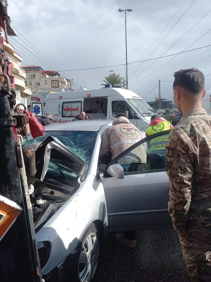 بالصور: جرحى بحادث سير على أوتوستراد النبطية..*