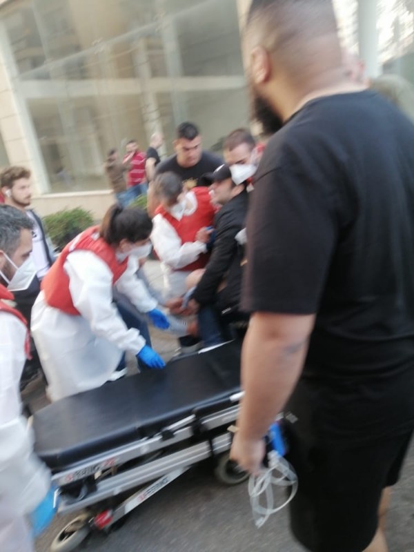 بالصور: إشكال مع المرشح في بيروت ياسين فواز ( كينغ رولودكس ) وإصابة مرافقيه الإثنين بإطلاق النار عليهم.