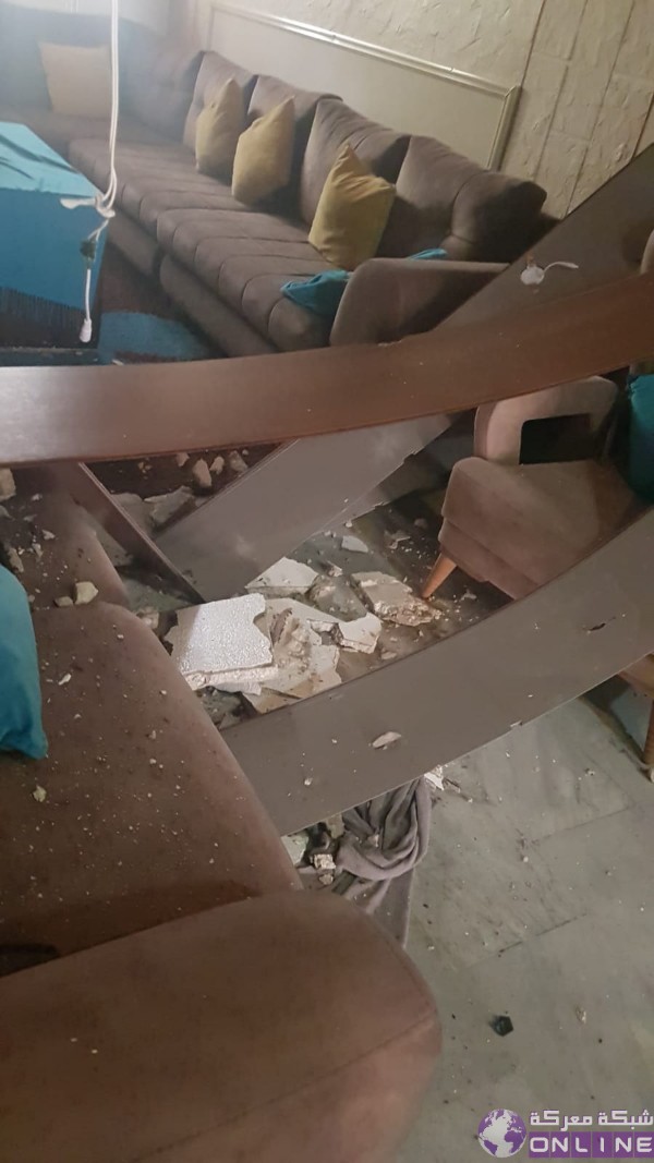 بالصور/العناية الإلهية تنقذ 5 من أسرة السيد علي الحاج علي( ابو احمد) سقوط جزاء من غرفة الاستقبال  من سقف منزلهم في بلدة معركة