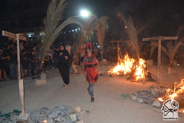 بالصور:تجسيد واقعة حرق الخيام في مضيف  سيد الشهداء(ع) في ساحة بلدة معركة