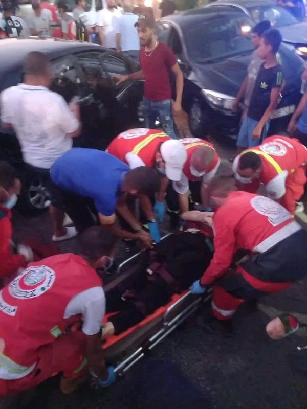 *بالصور: ٣ جرحى بحادث سير في مدينة صيدا، عملت فرق الإسعاف على نقلهم الى المستشفى..*