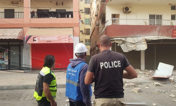 بالصور:سقوط أجزاء من  شرفة منزل في شارع ابو ديب والاضرار اتت مادية دون ...