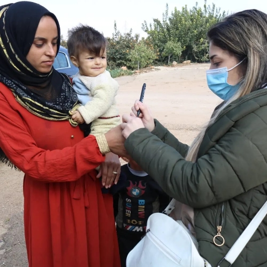 عامل في الخطوط الأمامية لمواجهة وباء الكوليرا في لبنان