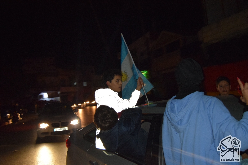 من  أحتفال  جماهير الأرجنتين في شوارع بلدة معركة بعد الفوز على منتخب استراليا