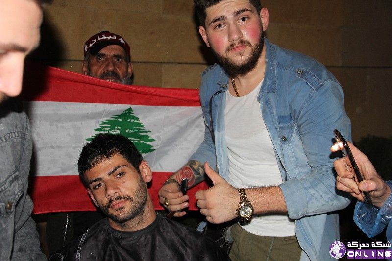 حلاق لبناني  في «التظاهرات» يقوم بالحلاقة مجاناً 
