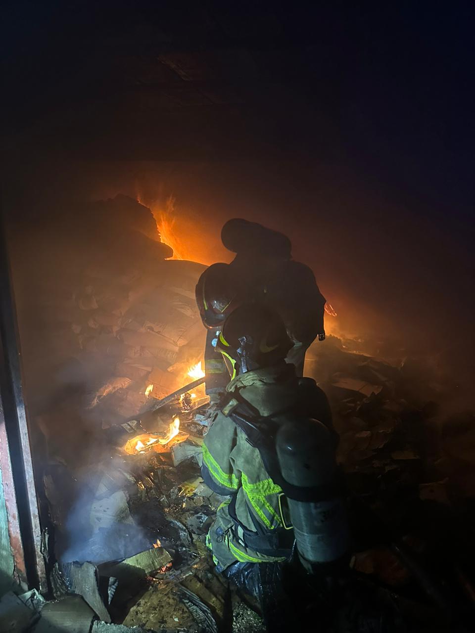 بالصور:وصول ٥ آليات إطفاء كبيرة للدفاع المدني اللبناني لمحاولة السيطرة على الحريق الضخم في القاسمية