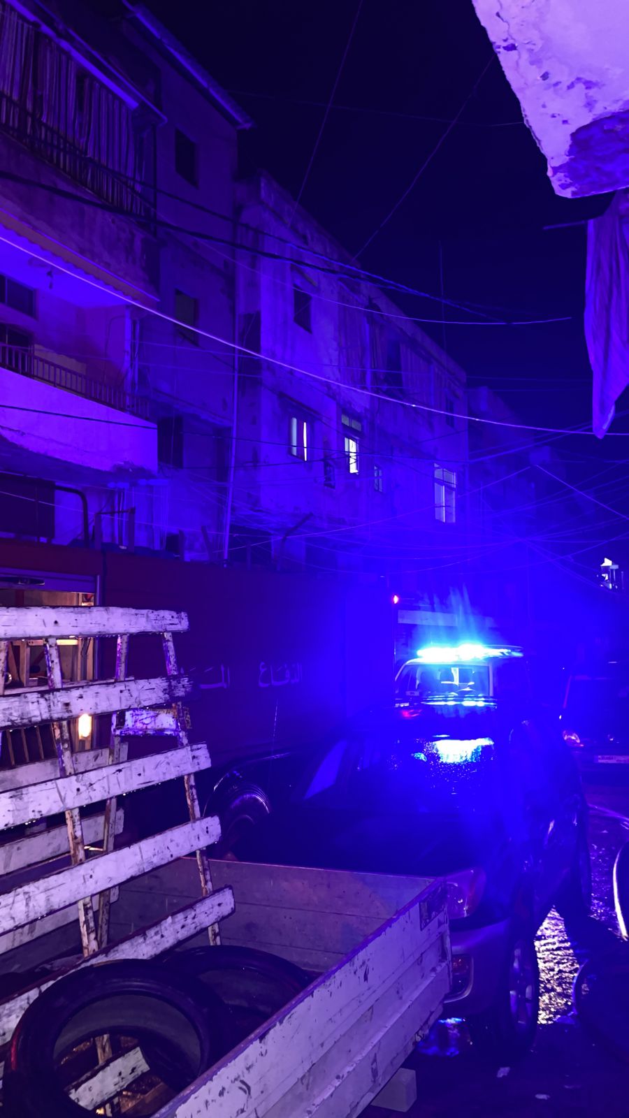 عاجل: تعمل فرق الإطفاء والإسعاف في الدفاع المدني اللبناني مركز صور على محاولة إنقاذ عائلة 