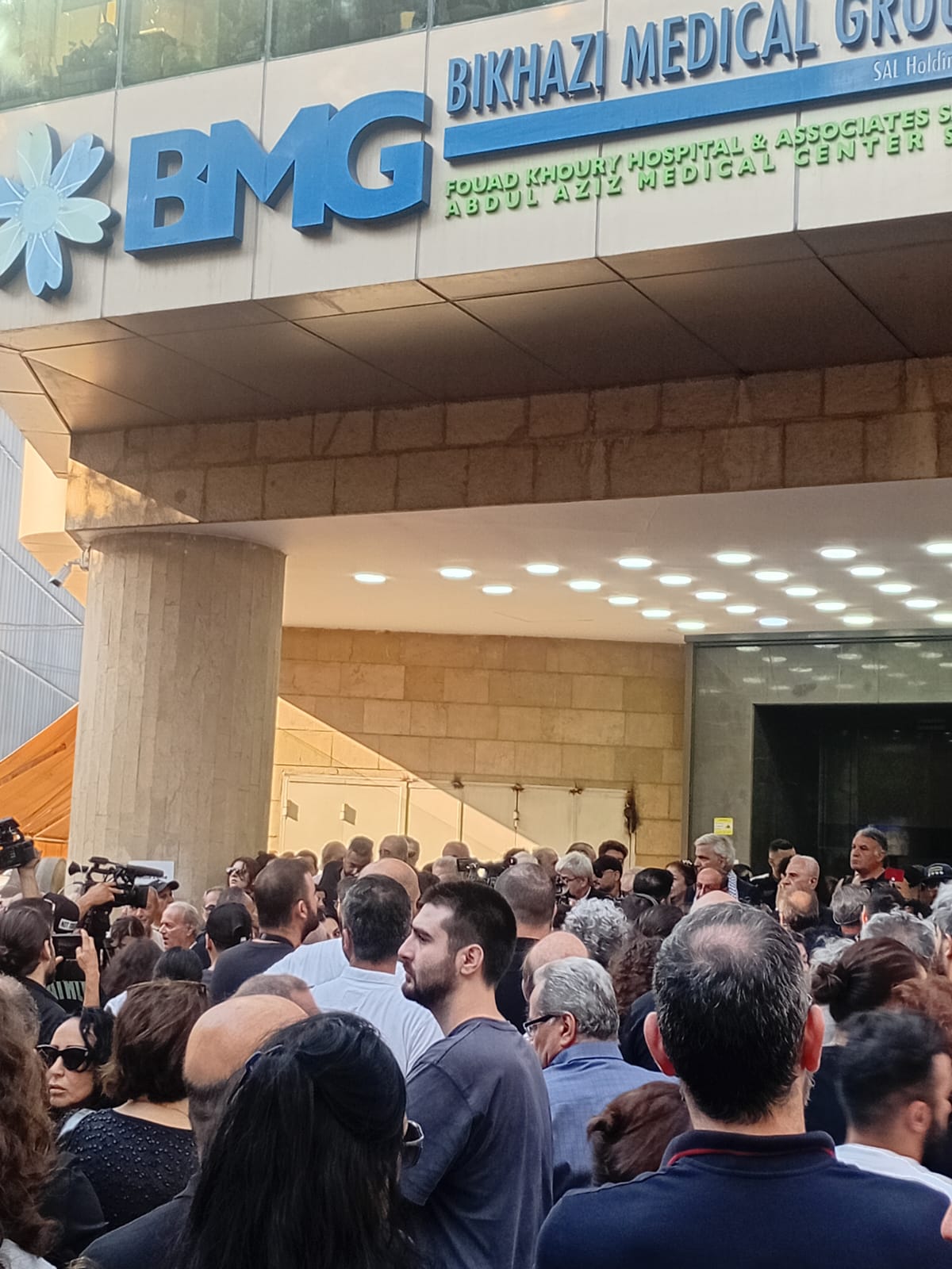 بالصور حشود كبيرة في توديع الراحل الكبير زياد الرحباني  أمام مستشفى خوري
