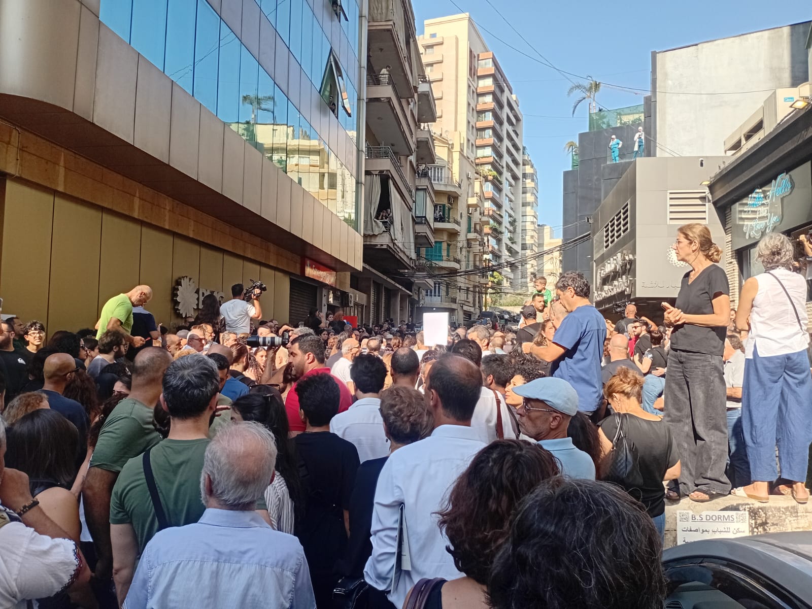 بالصور حشود كبيرة في توديع الراحل الكبير زياد الرحباني  أمام مستشفى خوري