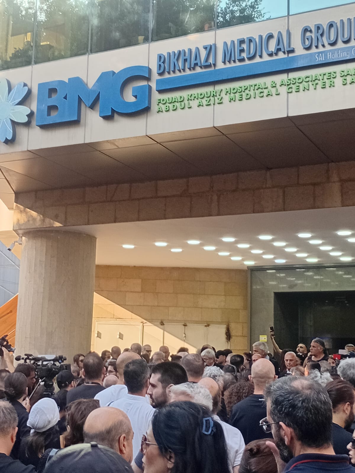 بالصور حشود كبيرة في توديع الراحل الكبير زياد الرحباني  أمام مستشفى خوري