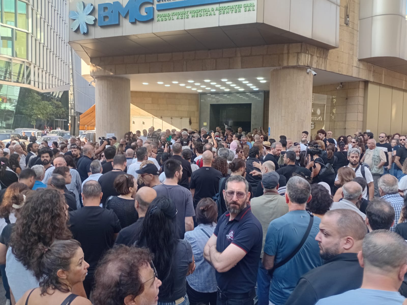 بالصور حشود كبيرة في توديع الراحل الكبير زياد الرحباني  أمام مستشفى خوري