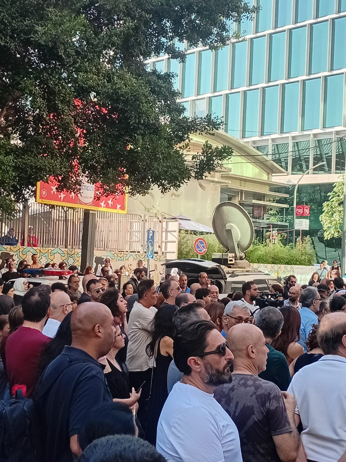 بالصور حشود كبيرة في توديع الراحل الكبير زياد الرحباني  أمام مستشفى خوري