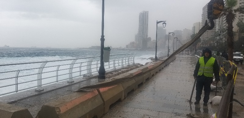 العاصفة تضرب بيروت بقوة وتلحق أضراراً في