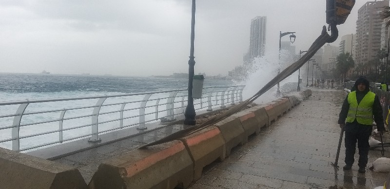 بالصور-العاصفة تضرب بيروت بقوة وتلحق أضراراً في