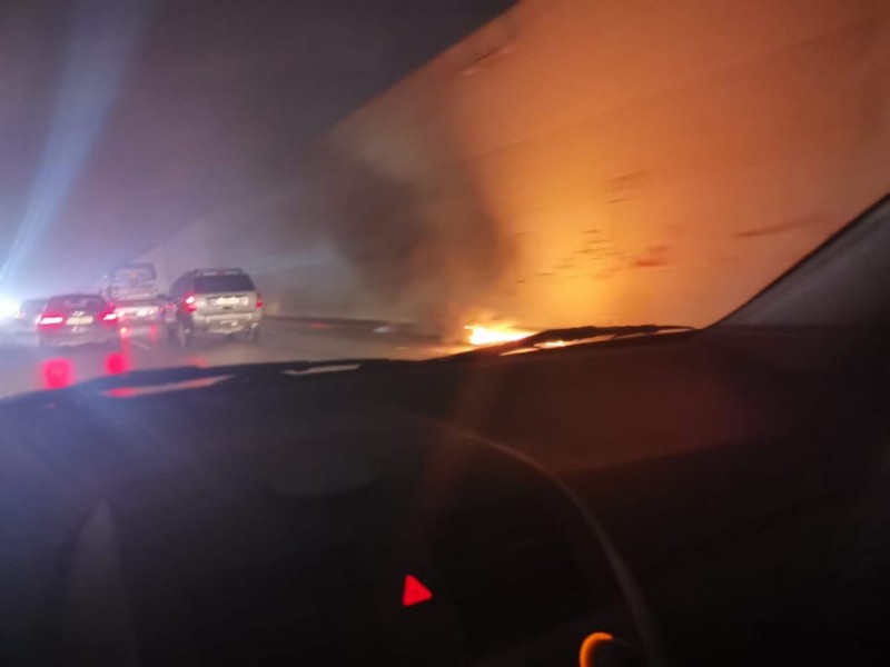 احراق إطارات مشتعلة على جنب الطريق في محلة انفاق المطار باتجاه بيروت