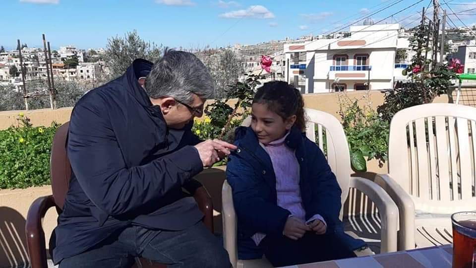 بعد الرسالة من التلميذة و الرد من الوزير ، وزير التربية طارق المجذوب يزور التلميذة في بيتها في بلدة يانوح.