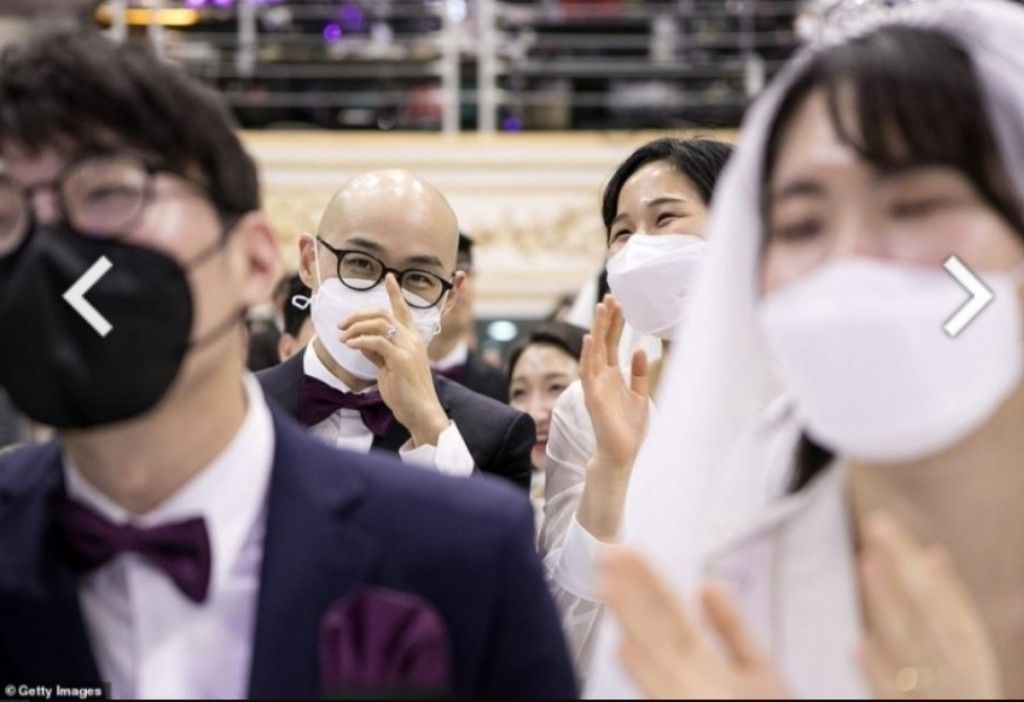 بالصور: زواج 6000 ثنائي في حفل جماعي في إحدى كنائس كوريا الجنوبية والجميع أطل بالقناع الأبيض بسبب كورونا!