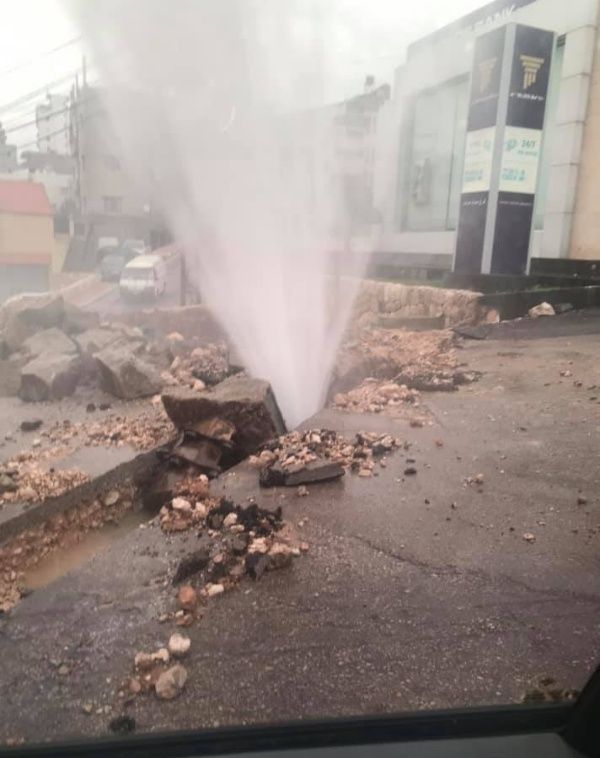 انفجر قسطل مياه الضخ الرئيسي لمنطقة حارة صخر - جونية.