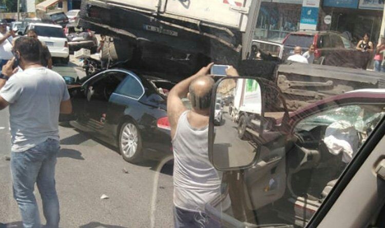 جرحى في حادث سير بين شاحنتين و3 سيارات على أوتوستراد المتن السريع (صوَر