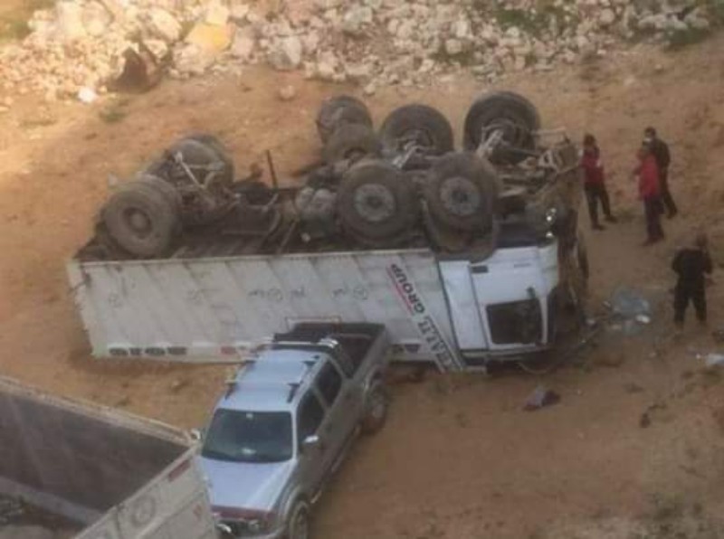 إنقلاب شاحنة عن جِسر حبوش في النبطية ووفاة سائقها..*