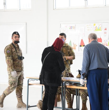 الجيش يوزع المساعدات لأهالي طلاب مدرسة شهداء معركة الرسمية