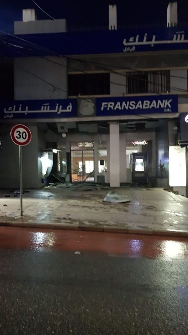 انفجار عبوه امام مصرف فرنسابنك صيدا