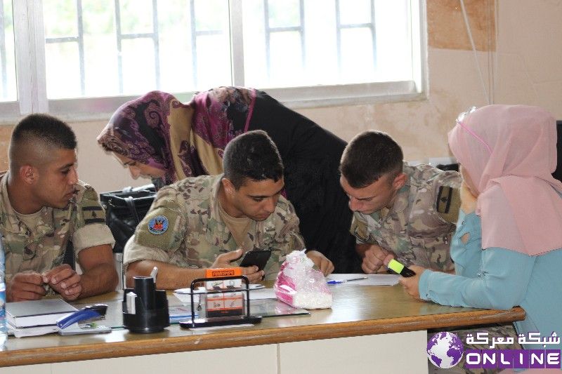 ألجيش يوزع ألمساعدات المالية لأولياء طلاب ألمدارس الرسمية في بلدة معركة*