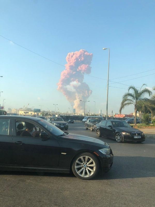 معلومات اولية تشير الى ان الانفجار نجم عن انفجار مفرقعات نارية في العنبر رقم 12 في مرفأ بيروت