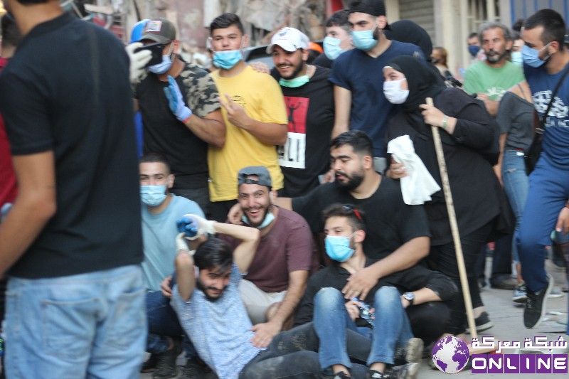 بالصور..متطوّعين من الجنوب  وكل لبنان حضروا إلى الجميزي  للمساعدة في تنظيف ...  #بيروت- مدمّرة