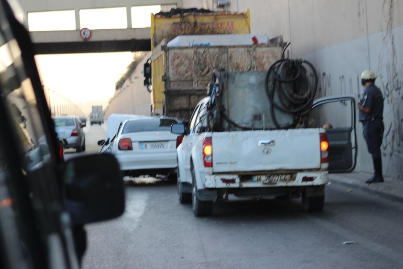 حادث تصادم بين شاحنة وسيارة قبل نفق المطار باتجاه بيروت والسير ...