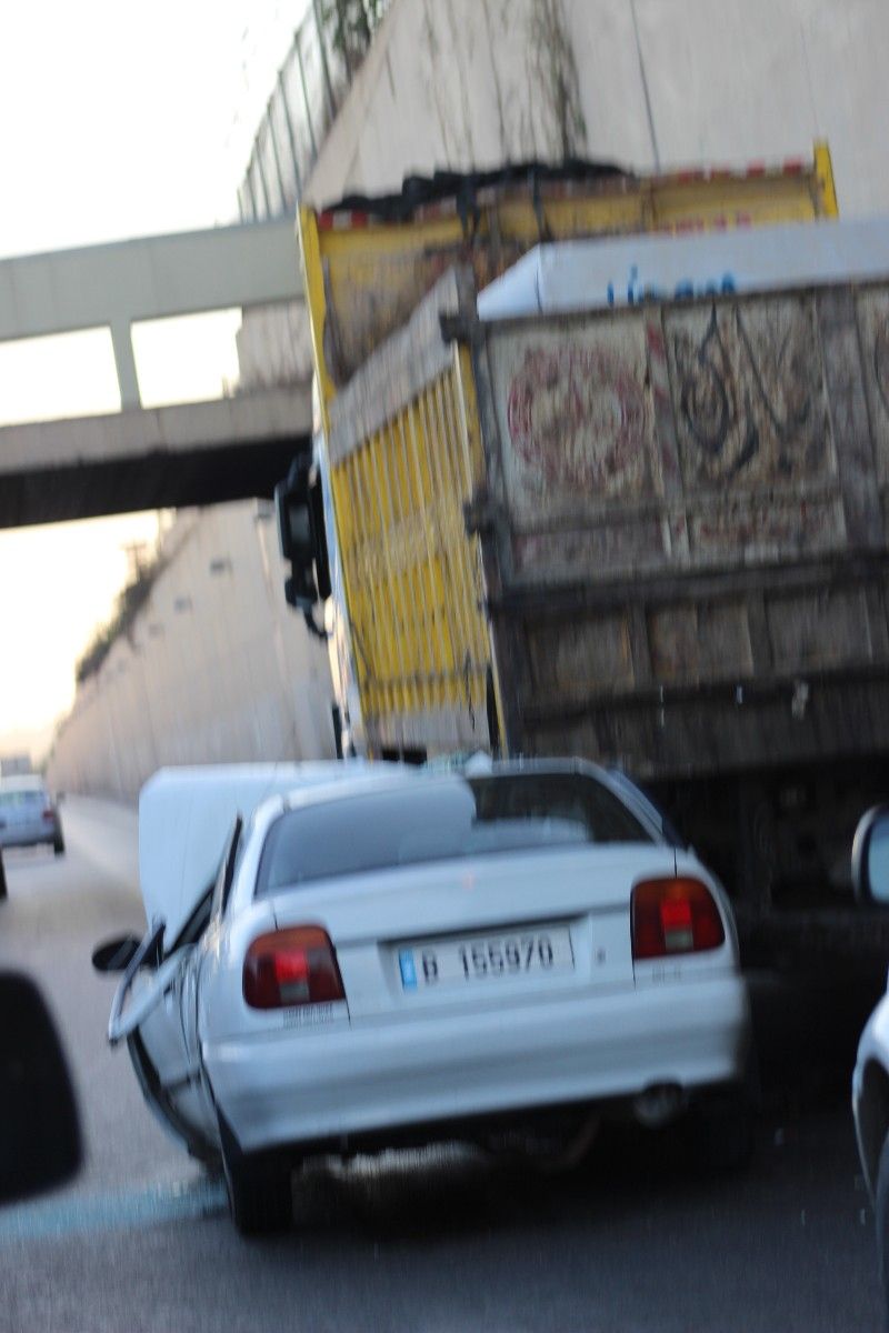 حادث تصادم بين شاحنة وسيارة قبل نفق المطار باتجاه بيروت والسير ...