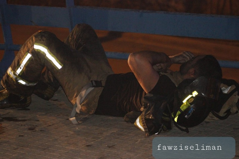 استراحة محارب  جنود  من ابطال الدفاع المدني  في مرفاء بيروت اثناء خلال اطفاء   الحريق الكبير الذي اندلع في مرفأ بيروت.