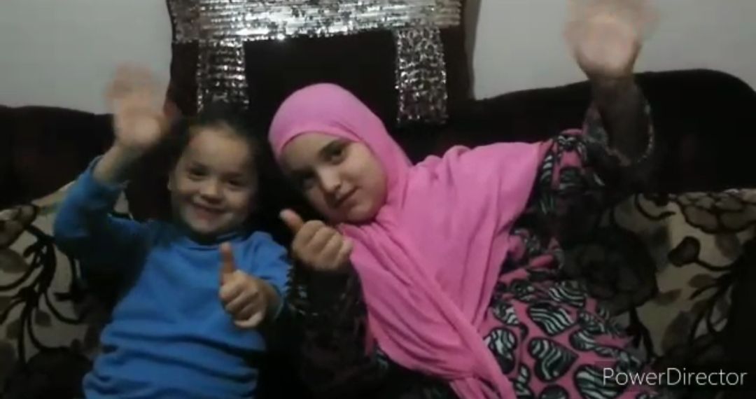 مشهد تمثيلي حواري يجسد الواقع المرير الذي تمر فيه الاسر بسبب جائحة كورونا للطفلتين رنيم ورزان منصور
