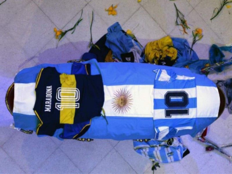 شاهد| تغطية نعش مارادونا بملابسه الرياضية مع المنتخب الأرجنتيني
