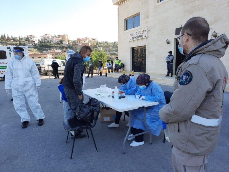 بالصور : وزارة الصحة تتابع أخذ العينات العشوائية في بلدة معركة قضاء صور