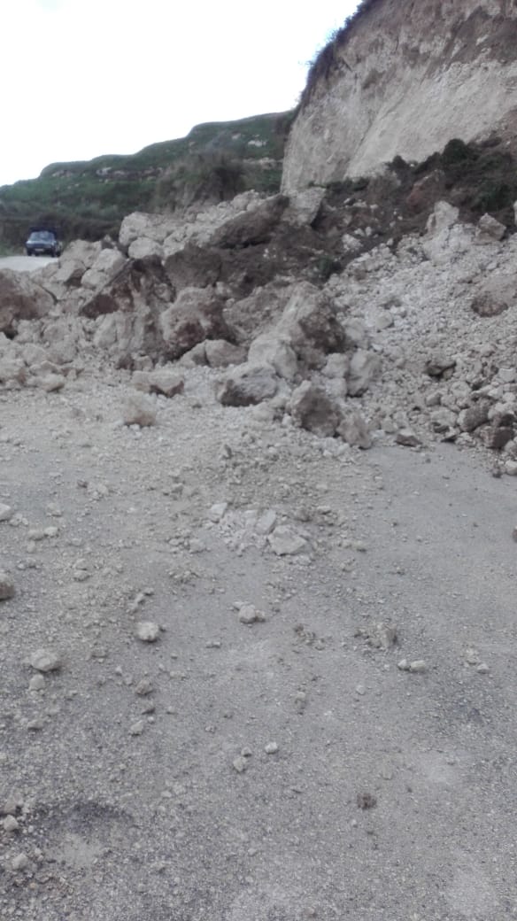بالصور/انهيار التربة اقفل طريق معركة - يانوح  و بلدية معركة تعمل على أصلاحها