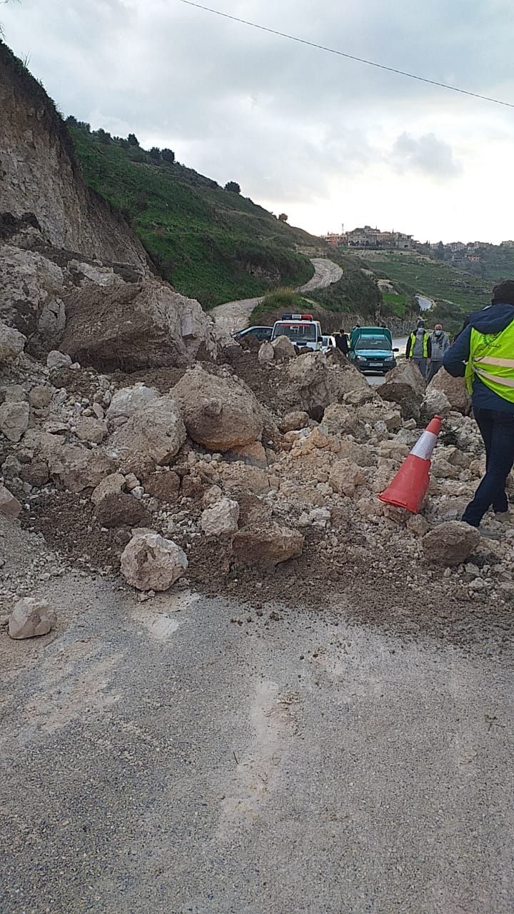انهيار التربة للمرة الثانية على طريق معركة - يانوح و بلدية معركة عملت على فتحها بالتعاون مع جمعية الرسالة للإسعاف الصحي.