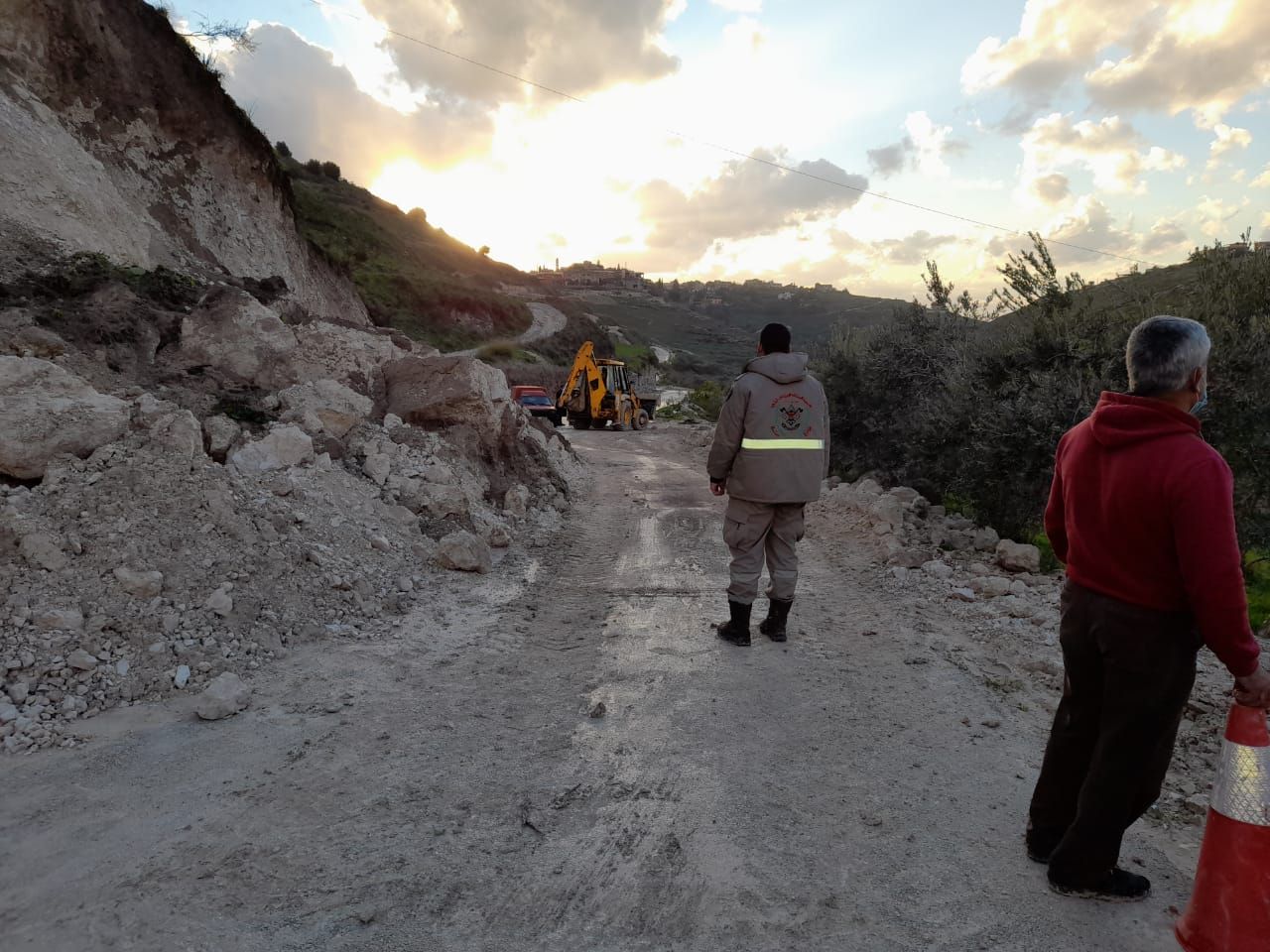 انهيار التربة للمرة الثانية على طريق معركة - يانوح و بلدية معركة عملت على فتحها بالتعاون مع جمعية الرسالة للإسعاف الصحي.