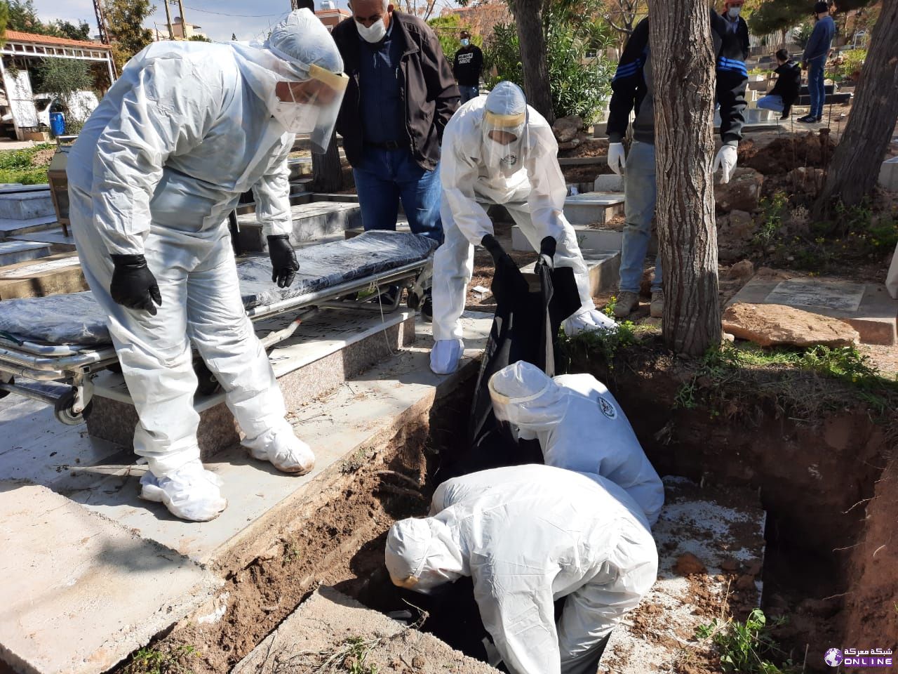 بالصور بلدة معركة .. جمعية الرسالة للإسعاف الصحي تتولّى دفن أحد المتوفّين بـ”كورونا”
