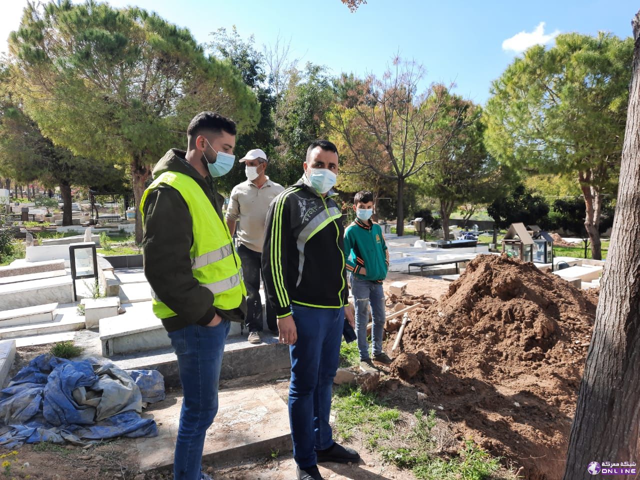 بالصور بلدة معركة .. جمعية الرسالة للإسعاف الصحي تتولّى دفن أحد المتوفّين بـ”كورونا”