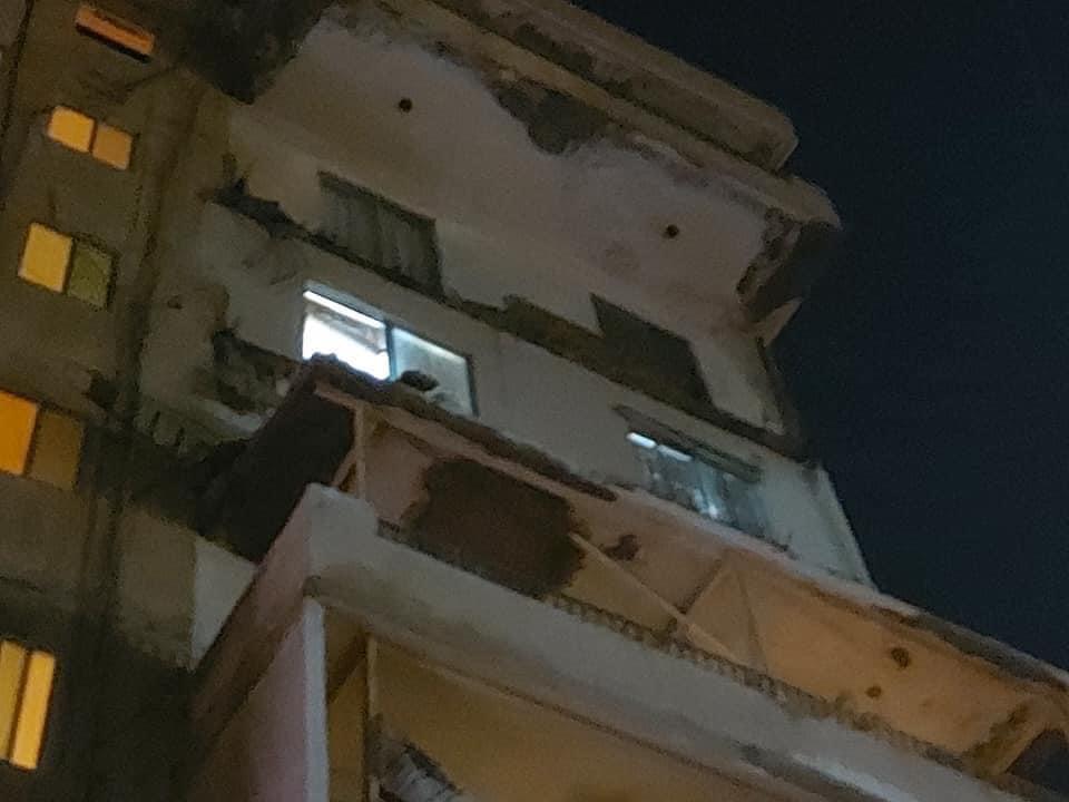 #بالصور | سقوط شرفتين من الطابق الخامس والسادس من بناية سكنية عالية في مدينة صور و اضرار جسيمة في الممتلكات والسيارات