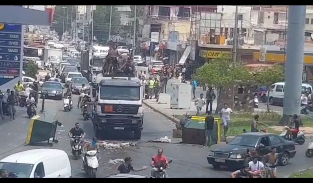 بالفيديو:احتجاجات وقطع طرق في مدينة صور تنديدا بتردي الوضع الاقتصاد 
