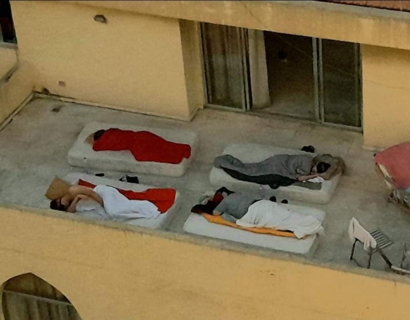 لبنانيون افترشوا الشرفات للنوم هربًا من الحر في ظل انقطاع الكهرباء