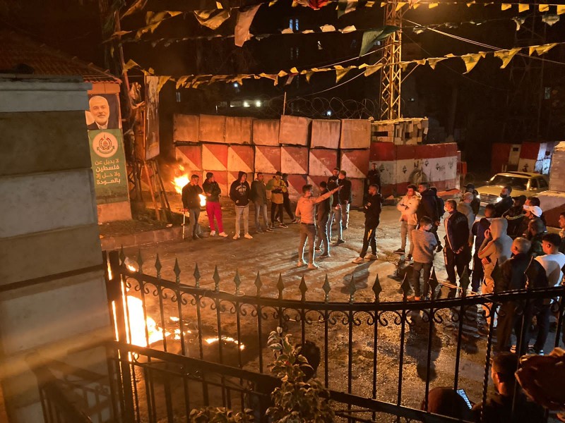 عاجل اشعال اطارات على مدخل مخيم برج الشمالي احتجاج على شباب الموقوفين في احداث مخيم البرج الشمالي